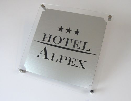 szyld tablica informacyjna z plexi i laminatu z grawerem 30x30 na Arena.pl