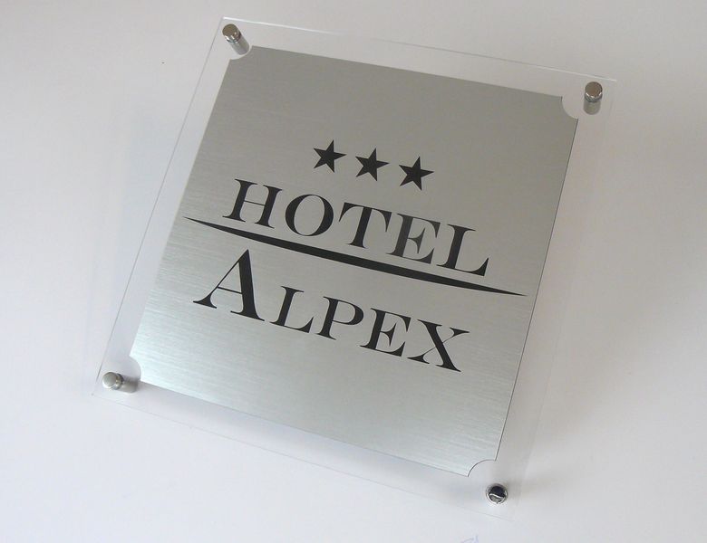 szyld tablica informacyjna z plexi i laminatu z grawerem 30x30 zdjęcie 3