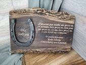 Deska z podkową na podziękowanie dla burmistrza wójta sołtysa