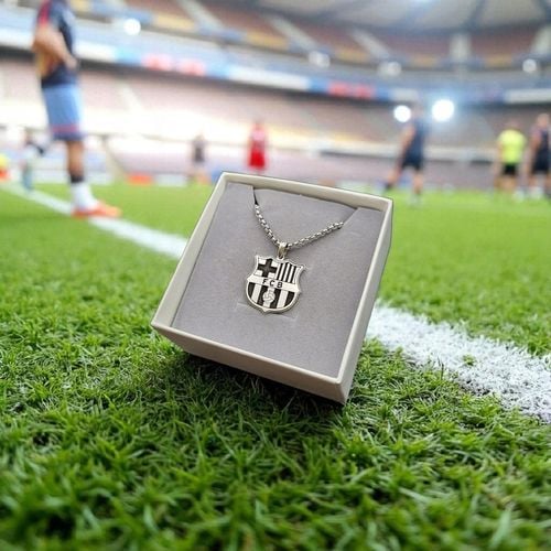 Zawieszka srebrna FCB na Arena.pl
