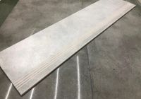 Betonowe schody, szare płytki z rowkiem 120x30