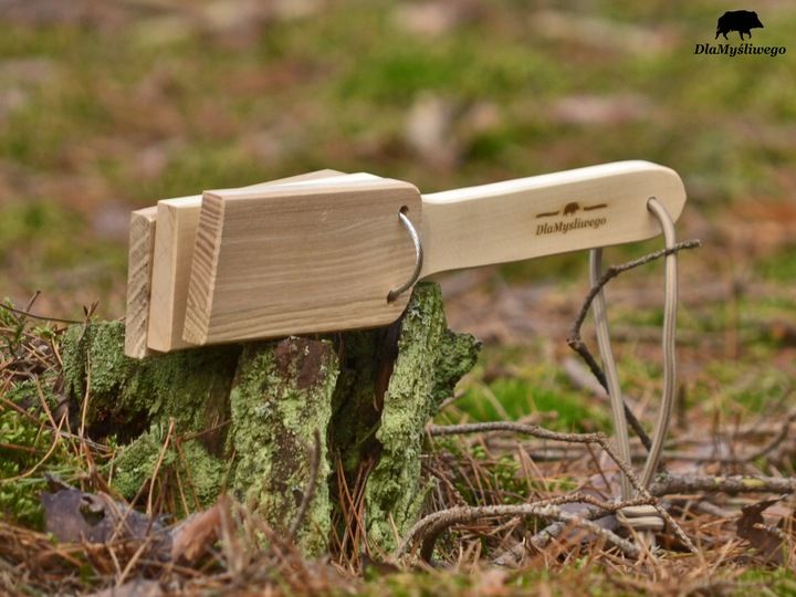 Klasyczna drewniana kołatka klepaczka dla naganiaczy na polowanie zdjęcie 9