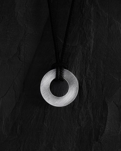 Srebrny wisiorek METAM (na sznurku) na Arena.pl