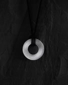 Srebrny wisiorek METAM (na sznurku)