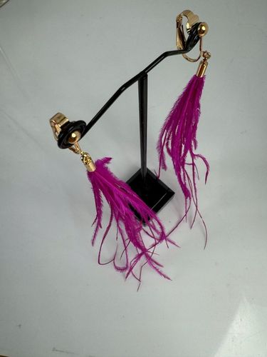 Klipsy do uszu długie pióra w kolorze fuksji zwiewne c39 na Arena.pl