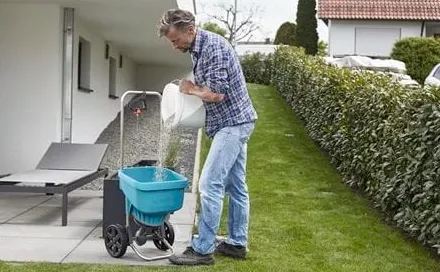Siewnik ręczny do nawozów piasku nasion trawy XL Gardena 18l na Arena.pl