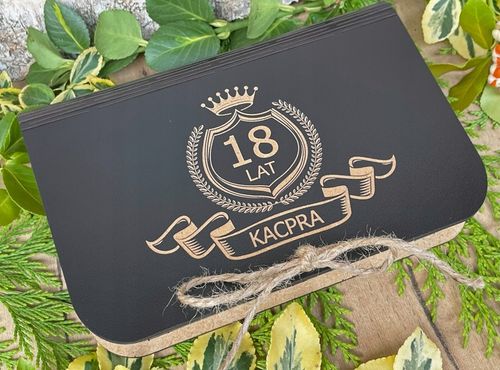 PUDEŁKO NA PIENIĄDZE PREZENT NA ROCZNICĘ URODZINY 18-40-100 LAT HD-KOLORY na Arena.pl