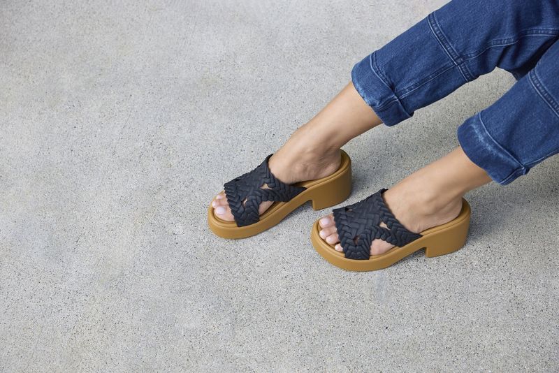 Damskie Klapki Koturn Crocs Brooklyn Woven Heel 209979 Slide 39-40 zdjęcie 10