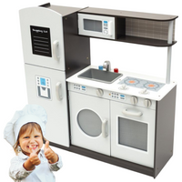 Drewniana kuchnia w kolorze białym, brązowym oraz tablicą do pisania