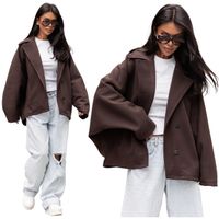 Krótki płaszcz oversizowy w jodełkę o szerokim kroju na guziki