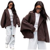 Krótki płaszcz oversizowy w jodełkę o szerokim kroju na guziki