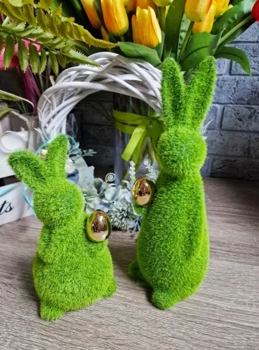 FIGURKA WIELKANOCNY ZAJĄC KRÓLIK zielony ze złotym jajkiem model I zdjęcie 2