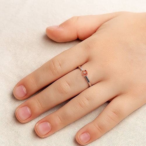 pierścionek różyczka z białego złota z diamentem na Arena.pl