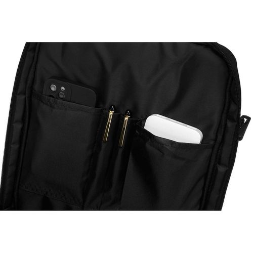 plecak podróżny w czarnym kolorze zawieszony na regulowanych szelkach na Arena.pl