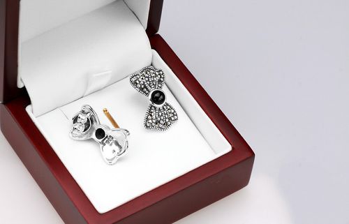 srebrne kolczyki kokardki z markazytami i onyksem na Arena.pl