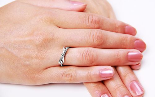 pierścionek - kokardka z białego złota z diamencikiem na Arena.pl