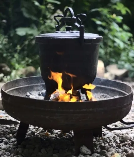 KOCIOŁEK ŻELIWNY MYŚLIWSKI GARNEK WĘGIERSKI 8L na Arena.pl