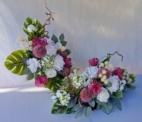 Komplet kompozycji nagrobnych z białymi różami i bordowymi chryzantemami na Arena.pl