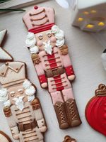 PIERNICZEK DZIADEK DO ORZECHÓW RÓŻOWY W PUDEŁKU