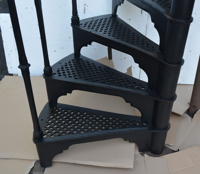 SCHODY KRĘCONE FI 1,36 M - WZÓR NR 3 - 1 TRALKA NA STOPNIU ŻELIWNE zdjęcie 3