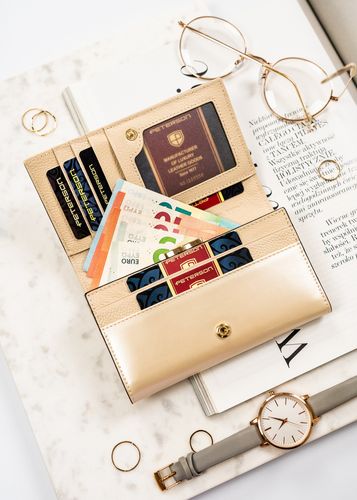 klasyczny, elegancki portfel damski w beżowym kolorze mieszczący dowód na Arena.pl