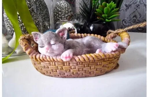 FIGURKA OZDOBNA - KOT ŚPIĄCY W KOSZYKU zdjęcie 2
