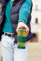 Szklany kubek do kawy ze słomką Vialli Design FUORI 600ml 30398 (zielony)