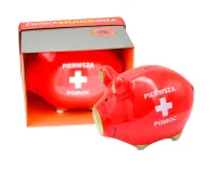 Skarbonka Świnka z napisem „PIERWSZA POMOC”