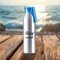 Srebrny bidon 650 ml z Twoim nadrukiem z niebieską nakrętka