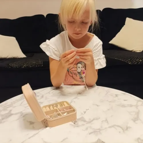 Zestaw do Robienia Bransoletek Koraliki Biżuterii Prezent Zawieszki Kuferek na Arena.pl