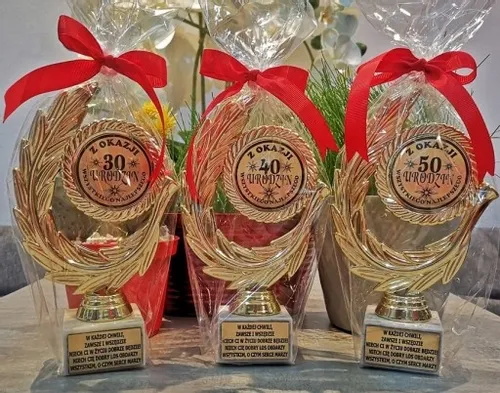 Statuetka Złoty Laur dla Mamy Taty z okazji 50 urodzin urodziny CYFRA 50 na Arena.pl