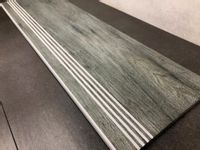 Szare drewnopodobne płytki na schody 100x300 rowki