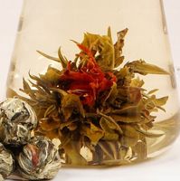 Zestaw herbat KWITNĄCYCH 18 szt bombonierka złota z ozdobną wstążką