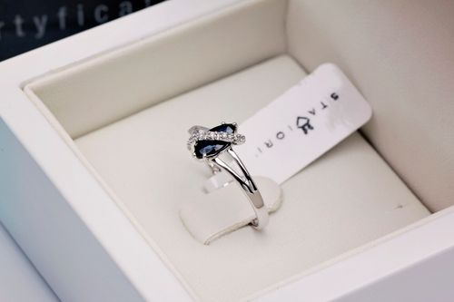 pierścionek z białego złota z szafirem i brylantami na Arena.pl