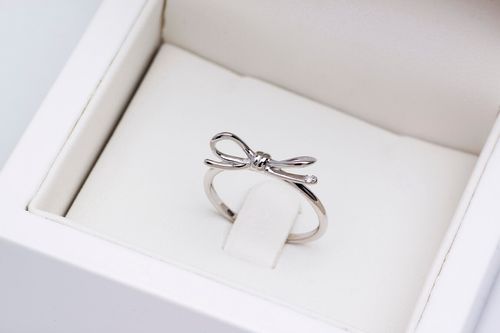 pierścionek - kokardka z białego złota z diamencikiem na Arena.pl