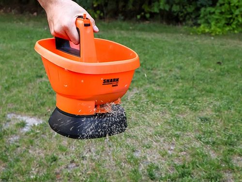 SIEWNIK akumulatorowy na baterie DO NAWOZU SOLI TRAWY 2,7L automatyczny na Arena.pl