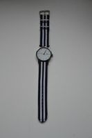 Zegarek na rękę biało-czarne paski pomysł na prezent