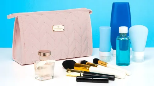 różowa kosmetyczka damska ze skóry ekologicznej z przeszywanym wzorem na Arena.pl