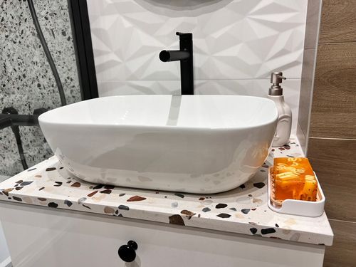 Biała mydelniczka z ociekaczem na blat – wolnostojąca i elegancka na Arena.pl