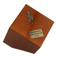 Drewniana urna dla dorosłych Nowoczesna urna Róża / Plakietka