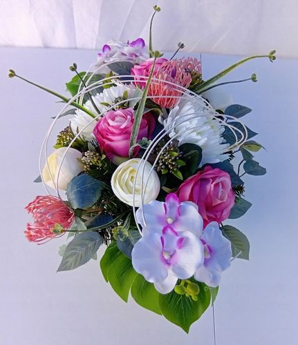 Dekoracja nagrobna z róż i storczyków – pastelowa kompozycja na Arena.pl