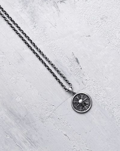 Srebrny wisiorek VEGVISIR WITH SKULL na Arena.pl