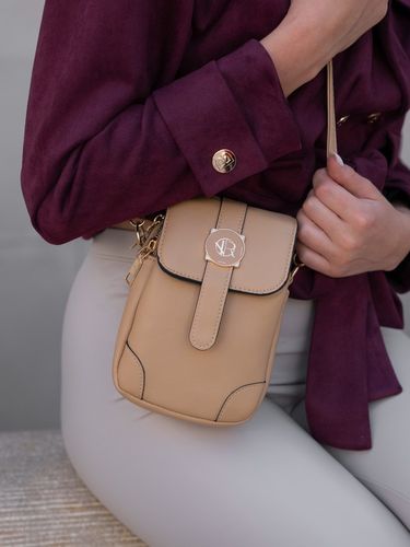 mini torebka damska ze skóry ekologicznej w brązowym kolorze zawieszona na Arena.pl