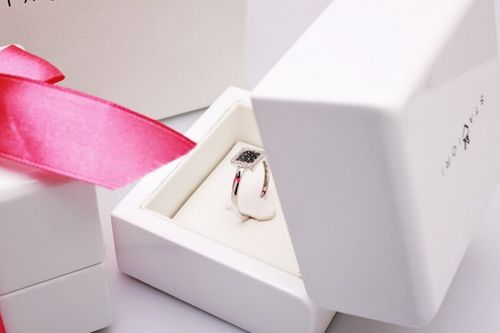 Złoty pierścionek PBD1910 - Diament na Arena.pl