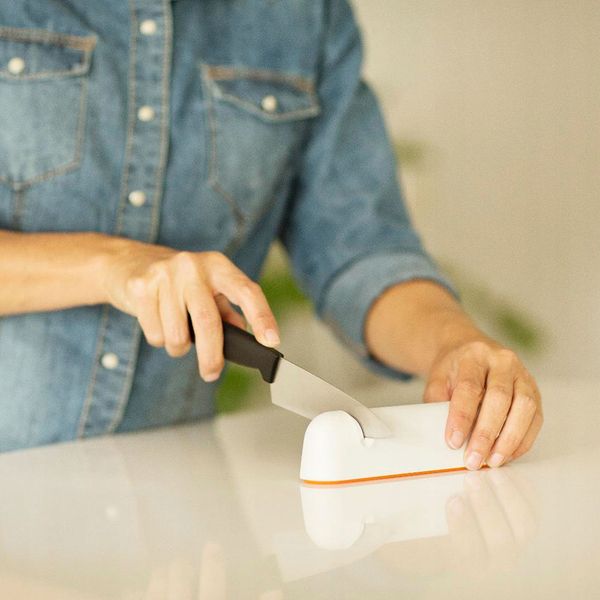 FISKARS OSTRZAŁKA DO NOŻY ROLL-SHARP BIAŁA FUNCTIONAL FORM zdjęcie 4