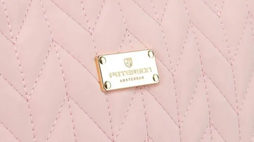 różowa kosmetyczka damska ze skóry ekologicznej z przeszywanym wzorem na Arena.pl