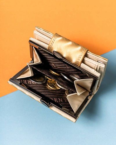 skórzany portfel damski na zatrzask i bigiel ze wzorem w fale - lorenti na Arena.pl