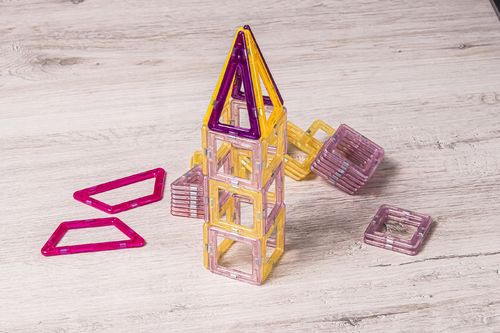 KLOCKI MAGNETYCZNE KUFEREK 112 EL. NR:6522 na Arena.pl