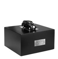 Piękna urna kremacyjna z litego drewna dla kierowcy samochodu / Plakietka