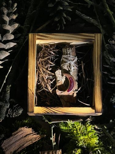 Naszyjnik ręcznie robiony z żywicy epoksydowej i drewna Czerwony Księżyc na Arena.pl